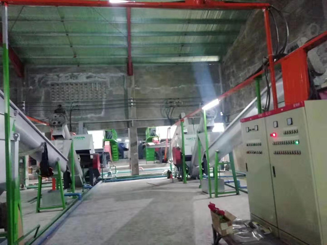 大型PET礦泉水瓶篩選、預(yù)洗、破碎、清洗 熱堿酸洗回收第二套大型生產(chǎn)線(POY級(jí)）